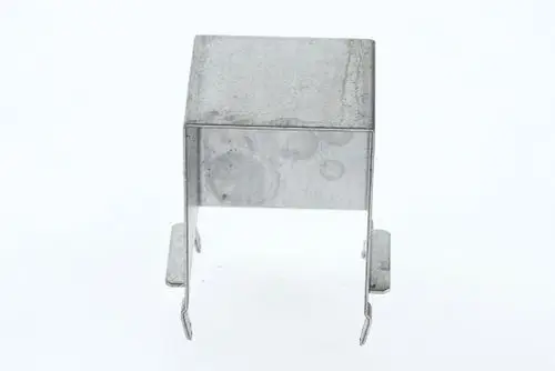 Metallische Abdeckkappe von Bosch, quadratische Form mit zwei seitlichen Halterungen. Eignet sich für den Einsatz in technischen Geräten oder Installationen.